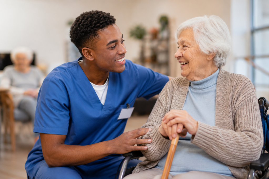 Jeune professionnel en formation CAP Agent Accompagnant au Grand Âge au lycée joseph wresinski accompagnant une personne âgée dans un établissement médico-social.